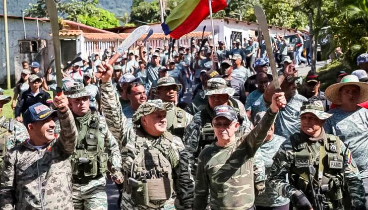 Diosdado Cabello, acompañado de seguidores del gobierno