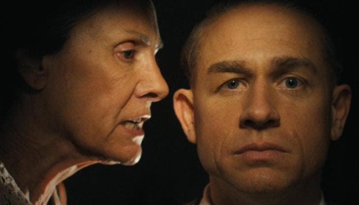 Al final, Monster: The Ed Gein Story no pretende ofrecer respuestas, sino sembrar dudas.