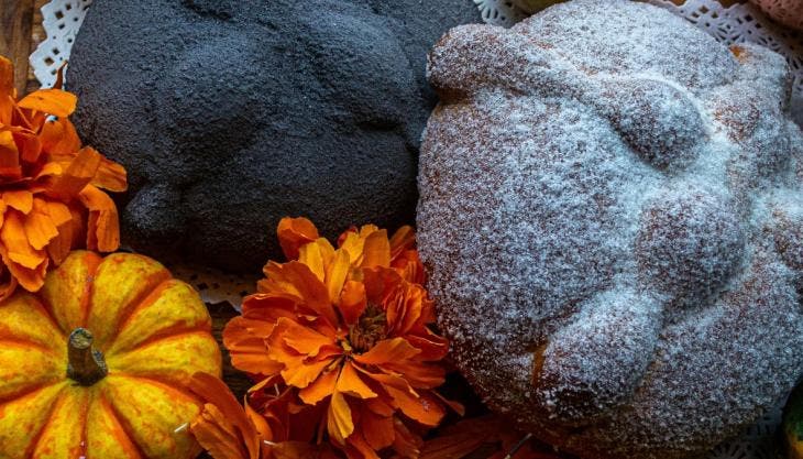 Este pan tenía un carácter votivo y se elaboraba en Europa, especialmente en Castilla, Portugal, Aragón y Sicilia, durante las festividades de Todos los Santos y Fieles Difuntos.