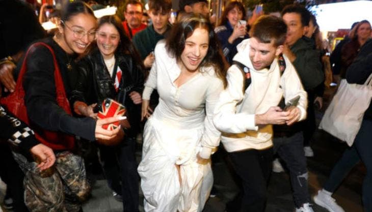 ¡Un viaje multilingüe! Rosalía adelanta al New York Times los secretos de Lux, su álbum más ambicioso