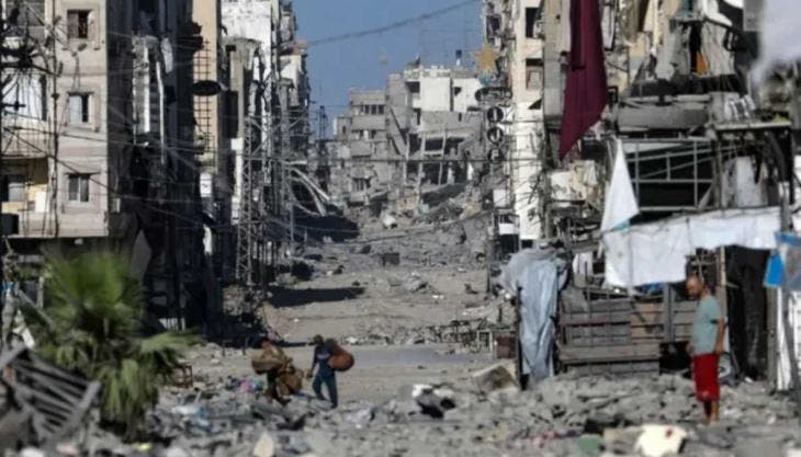 Vista de una calle en la ciudad de Gaza arrasada por los ataques israelíes