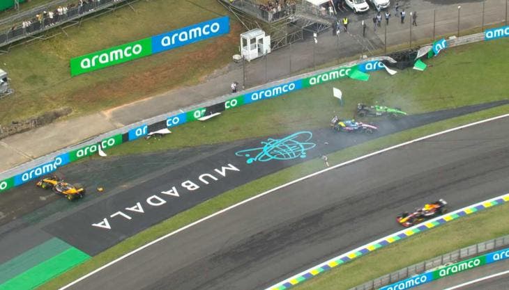 El incidente ocurrió en la séptima de las 24 vueltas programadas, a la salida de las conocidas ‘S de Senna’, donde ambos monoplazas perdieron el control y chocaron contra las vallas de protección. 