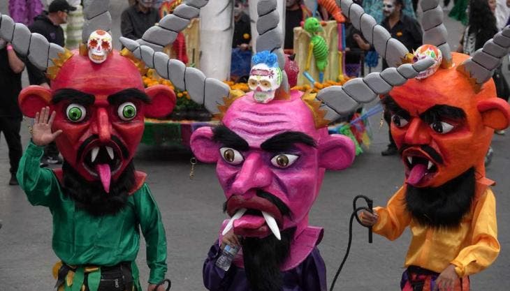 A lo largo del trayecto, la multitud disfrutó de coloridas representaciones y música, en una fiesta donde, como dicen muchos, “no se celebra la muerte, sino la vida”.