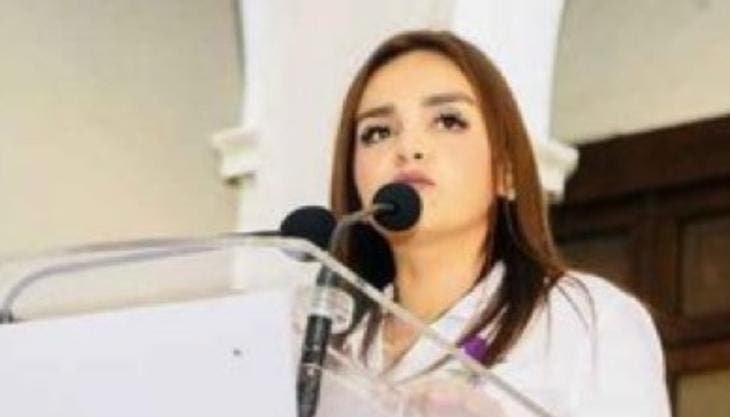 rinde protesta Grecia Quiroz edil Uruapan.jpg