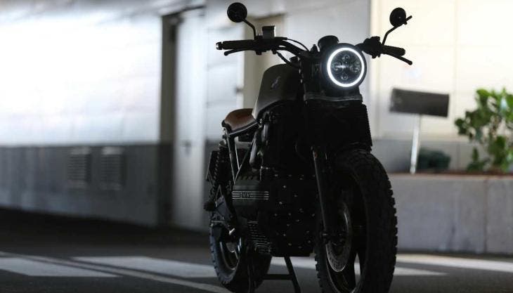 Tras verificar la información, los policías interceptaron al sujeto señalado, también de 24 años, quien no pudo acreditar la propiedad de la motocicleta. 