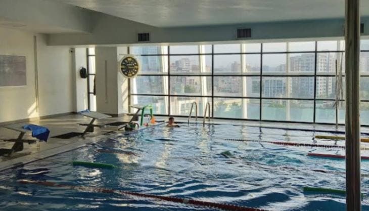 El inmueble permaneció bajo resguardo mientras se realizaban los trabajos periciales y el levantamiento del cuerpo. Además, el servicio en el centro deportivo fue suspendido y los usuarios desalojados.