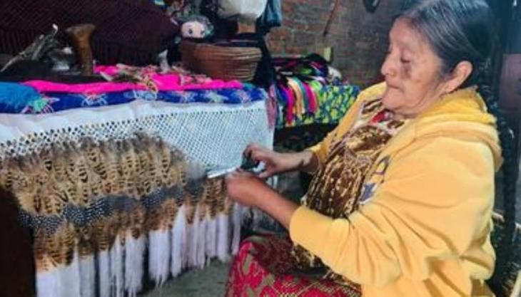 Artesana originaria de la comunidad indígena de Ahuirán, Paracho, Michoacán