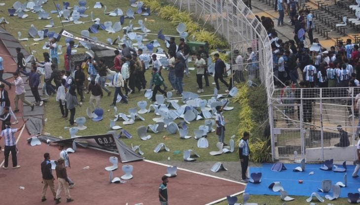 Tras los incidentes en el estadio y las cargas policiales en el hotel, la comitiva de Messi se trasladó al aeropuerto