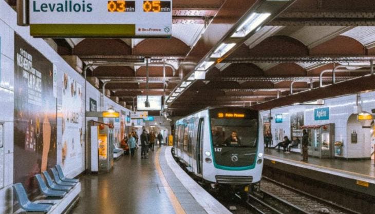hombre hiere a tres mujeres con un cuchillo en el metro de París