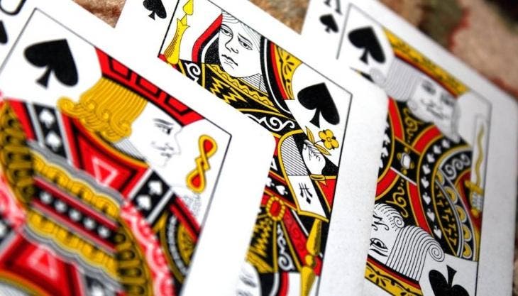 Cartas de póker acomodadas sobre una mesa listas para iniciar una partida