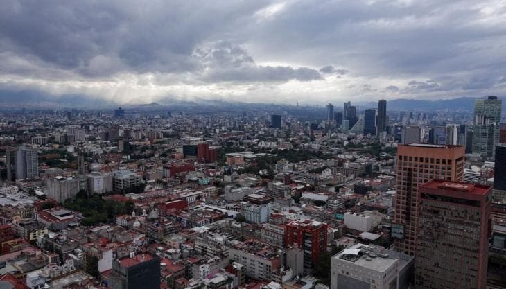 Ante este escenario, la SGIRPC recomendó a la población retirar objetos que puedan caer, evitar transitar cerca de árboles, postes o estructuras inestables, y asegurar techos, láminas y anuncios.