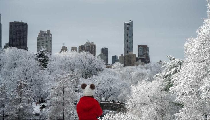 De acuerdo con la agencia, las nevadas comenzarán la tarde del viernes y se extenderán hasta el sábado, con afectaciones previstas en los viajes navideños, especialmente durante las horas de mayor intensidad del fenómeno.