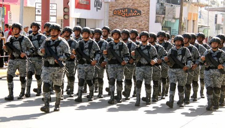 Personal de la Guardia Nacional realiza labores de vigilancia este martes, en Tapachula