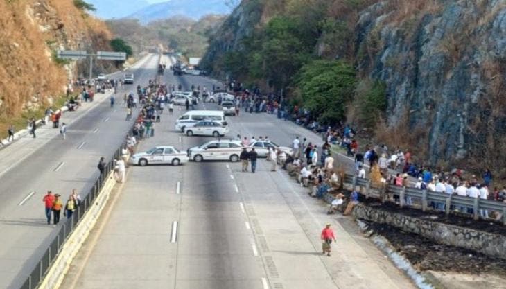 bloquean pobladores Autopista del Sol.jpg