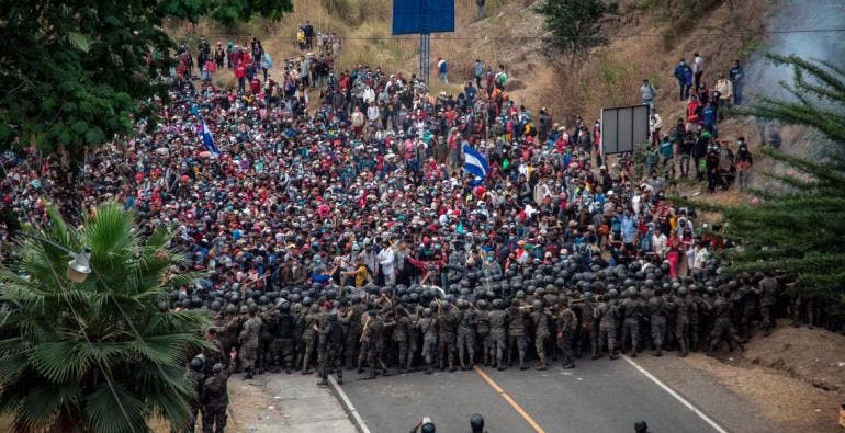 Guatemala detiene y reprende con violencia a caravana migrante hondureña
