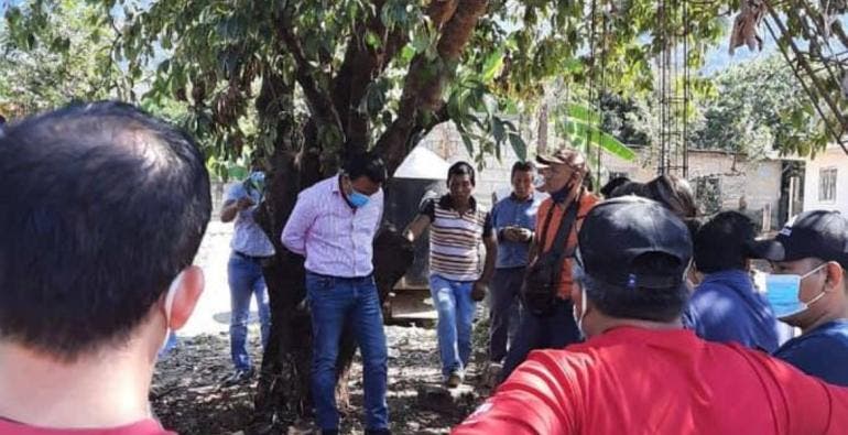 Amarran a un árbol a alcalde chiapaneco tras haber entregado obra defectuosa