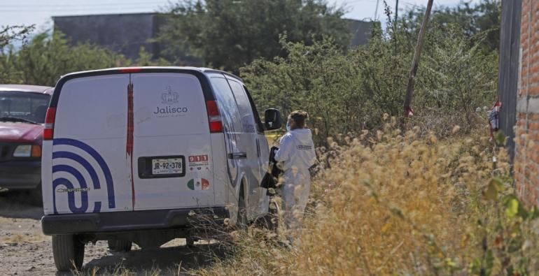 Reportan descubrimiento de 17 bolsas con restos humanos en fosa de Jalisco