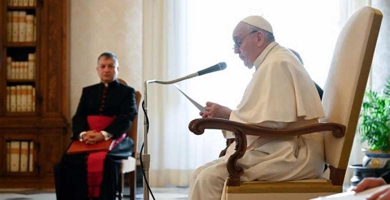 Papa Francisco recibe vacuna de Pfizer contra Covid-19