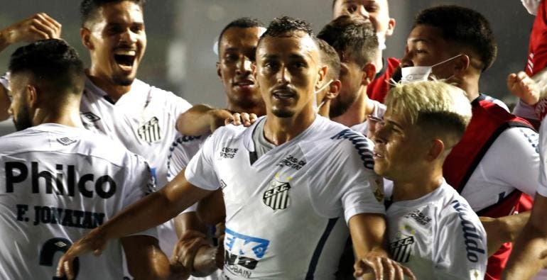 Con goles de Diego Pituca, Yeferson Soteldo y Lucas Braga, Santos le dio un ‘baile’ a Boca para apuntarse en la final continental, en la que se medirá a Palmeiras en el Maracaná