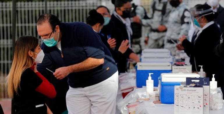 México inyecta esperanza al iniciar vacunación masiva en estados