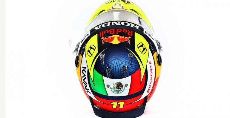 Sergio 'Checo' Pérez presenta su casco ( @SChecoPerez)