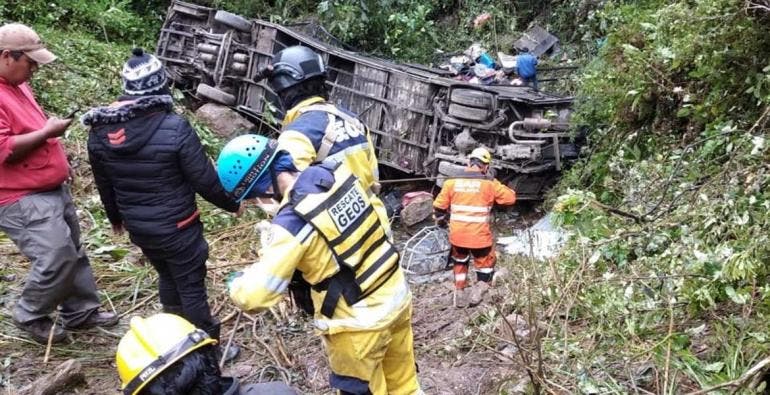 Mueren 20 personas al caer autobús a despeñadero en Bolivia (EFE)