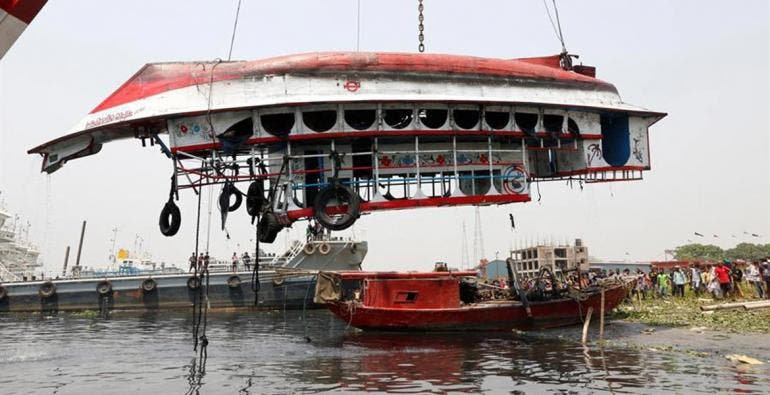 27 muertos al hundirse un barco en un río de Bangladesh (EFE)