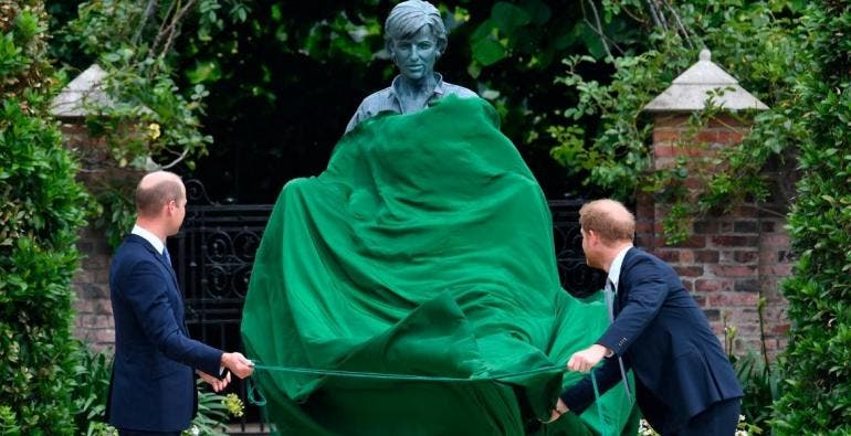 Los príncipes Guillermo y Enrique desvelan una estatua cerca del palacio de Kensington en honor a su madre, Diana de Gales, que este jueves 1 de julio, habría cumplido 60 años.