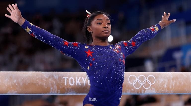 Simone Biles participará en la final de barra de equilibrio