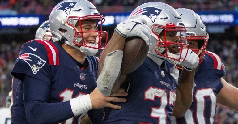 Patriots y Mac Jones dan paliza a Titans y son el equipo del momento en NFL