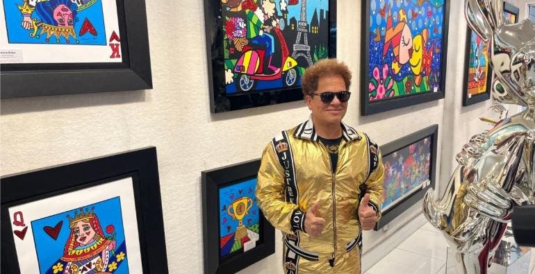 El artista 'neopop' brasileño Romero Britto posa durante la inauguración de su exposición en la sede de la galería en Nueva York.