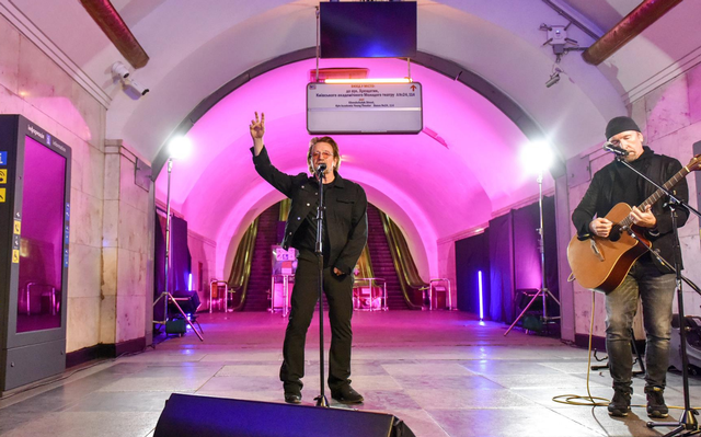 Bono, de U2, ofrece concierto en el metro de Kiev que funciona como refugio contra la guerra ante Rusia.