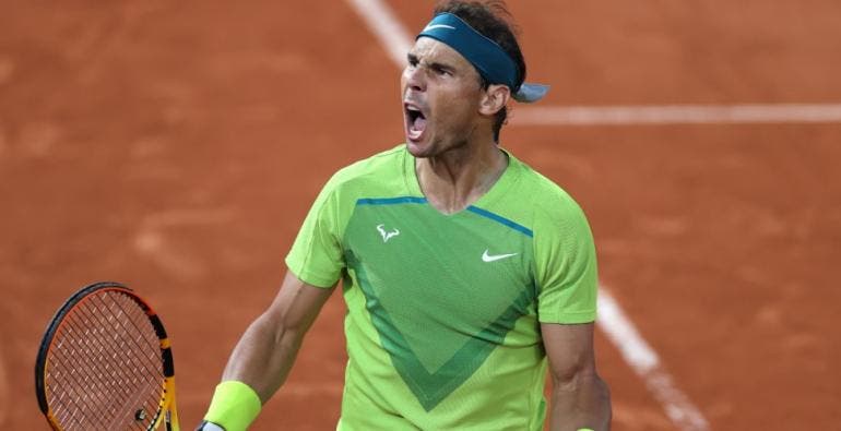 Nadal luce imponente y gana a Djokovic la batalla nocturna en Roland Garros