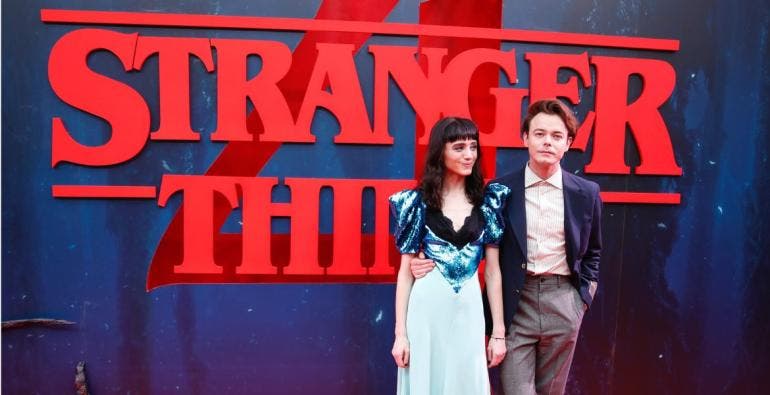 La actriz estadounidense Natalia Dyer y el actor estadounidense Charlie Heaton posan en el estreno de la última temporada de la serie 'Stranger Things'.