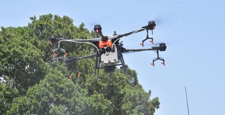 Alerta a padres de familia 'acoso' de drones sobre escuela en Iztapalapa