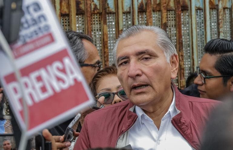 Adán Augusto pasea en Veracruz y evade el tema Ciudad Juárez; hay protestas  por migrantes - Etcétera