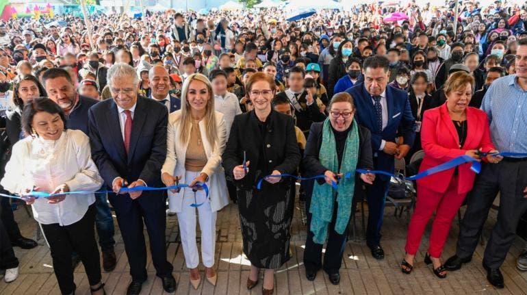 Angélica Moya corta listón