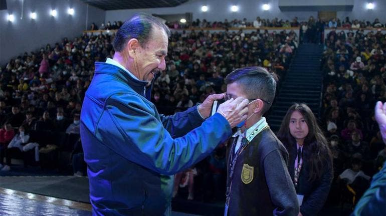 Entregan lentes a estudiantes en Atizapán