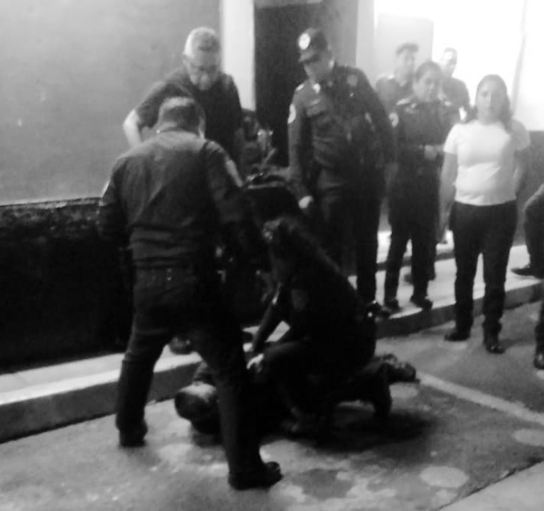 Policia dispara a compañero