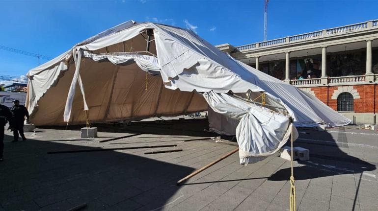 Ráfagas de viento derriban carpas en Tlalnepantla