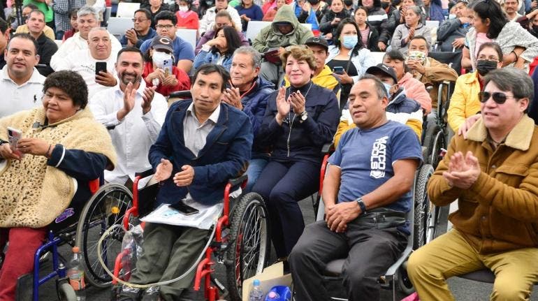 Delfina Gómez con discapacitados