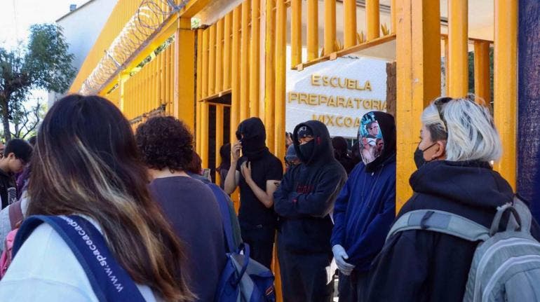 Alumnos encapuchados en la entrada del plantel 8 de la UNAM