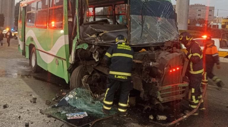 Camión de transporte público con daños de impacto contra pipa