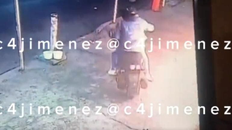 En camaras fue capatado momento en el que un motociclista incendia un local de Iztapalapa