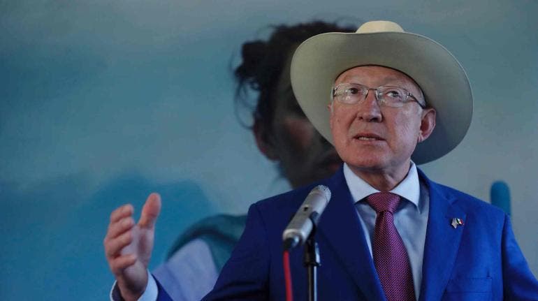 Ken Salazar armas Alicia Barcena