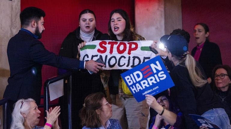 Manifestantes propalestinos irrumpen en mitin de Biden