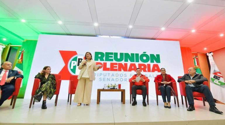 Xóchitl Gálvez en la plenaria del PRI
