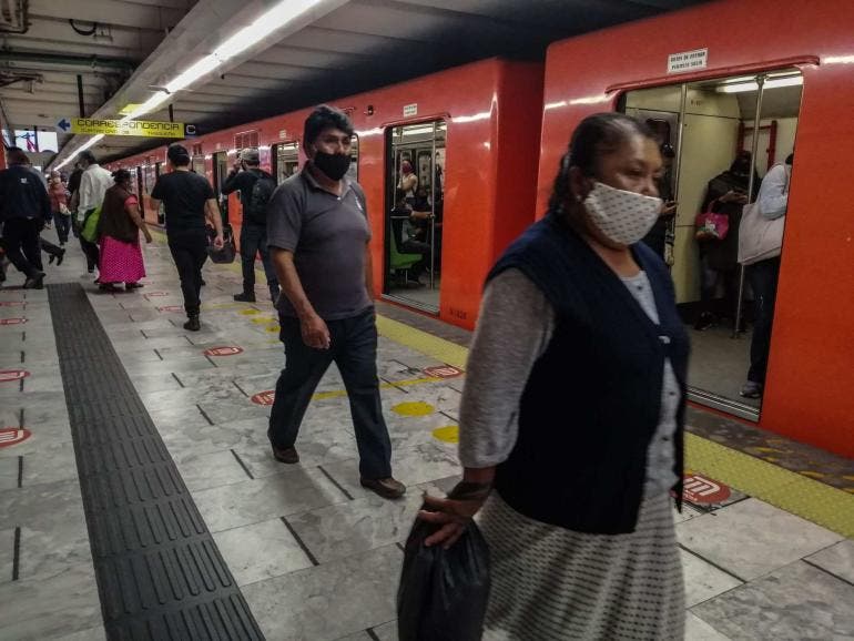 Personas en metro capitalino