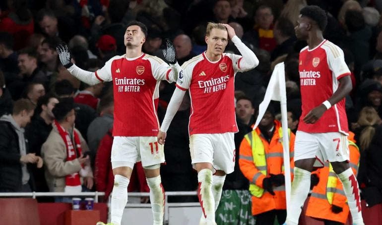 Arsenal acecha al Liverpool