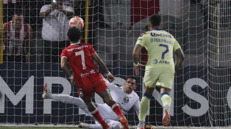 Byron Bonilla, del Real Estelí anota penal a lo 'Panenka' al América